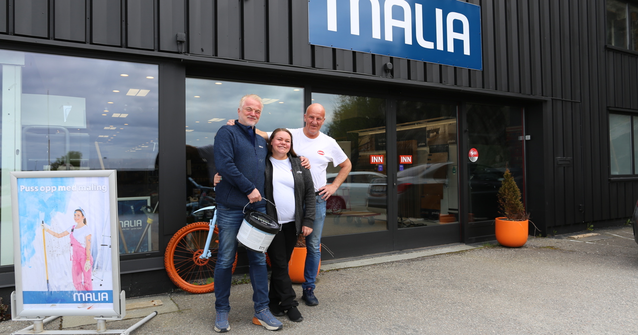 Malia Gjengen Utenfor Bygget IMG 8748