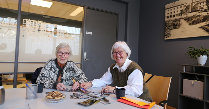 Inger Wikan Og Britt Stokke Studerer Bilder IMG 9057